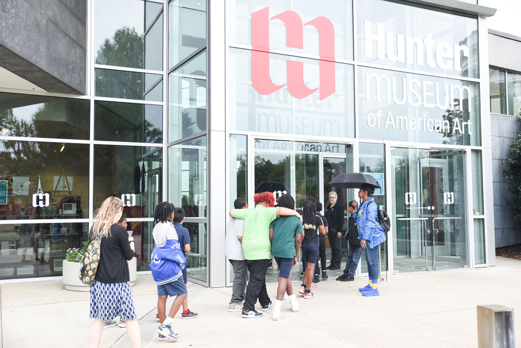 School children walking into the Hunter Museum of Art.